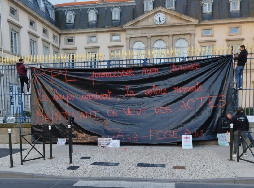 Les agriculteurs ont tendu cette banderole le 23 mai à 6 h, devant la préfecture.