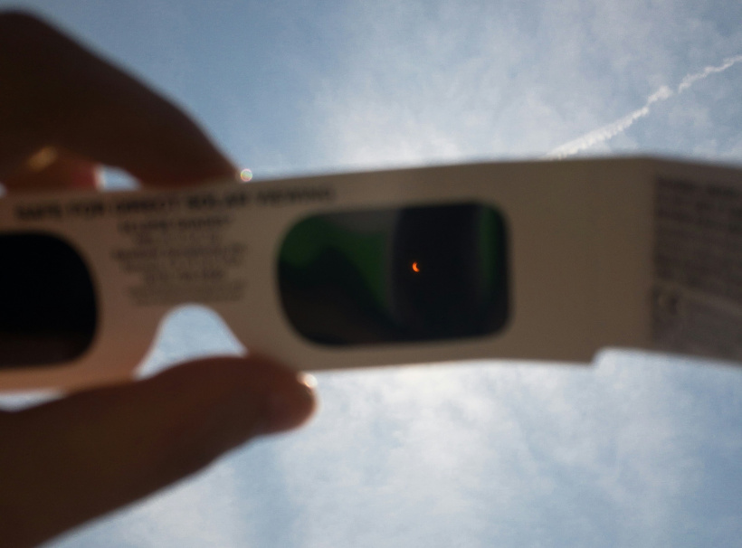 Des lunettes adaptées sont obligatoires pour observer le phénomène