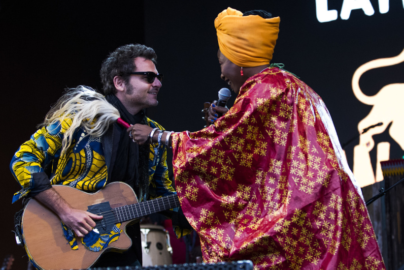 Matthieu Chedid et Fatoumata Diawara dans le groupe Lamomali. 