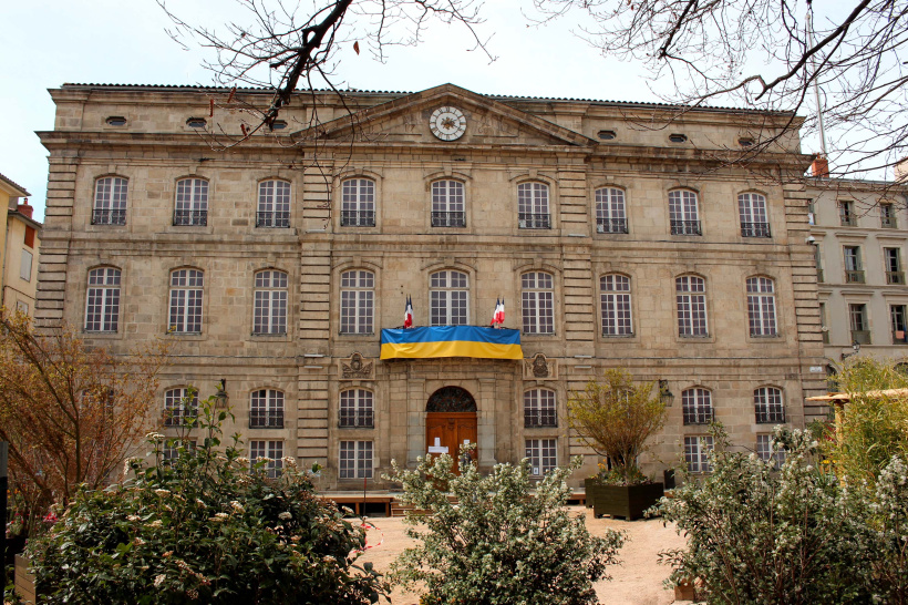 Tous les mois se déroule le conseil municipal du Puy en mairie (ouvert au public).