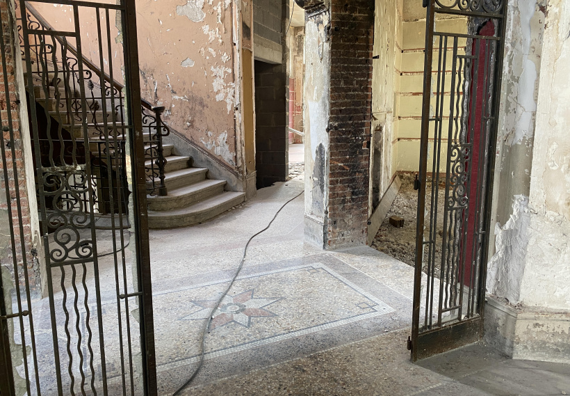 L'entrée de la maison, avec sa mosaïque épargnée par les flammes.