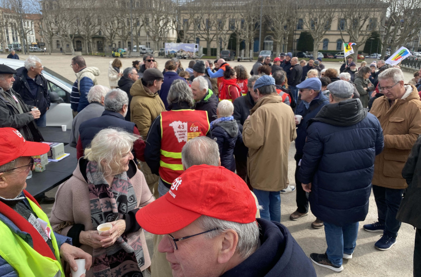 Un regroupement pour la défense des retraites s'est passé devant le bâtiment d'Etat.