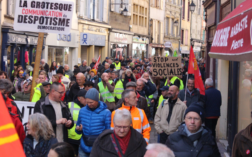 Lors d'une manifestation au Puy en contestation avec la politique du Président Macron. 