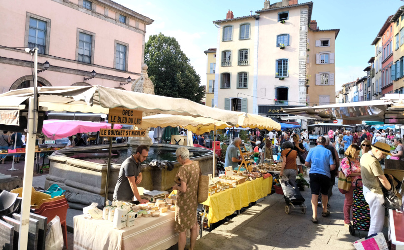 Le marché du Puy-en-Velay possède plusieurs stands avec la mention Nature et Progrès. 