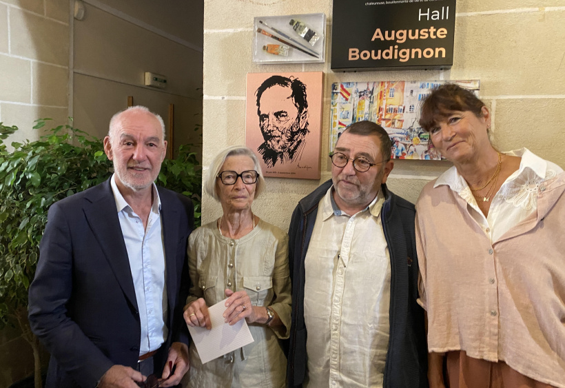 Michel Chapuis en compagnie des proches d'Auguste Boudignon, devant la plaque révélée. 