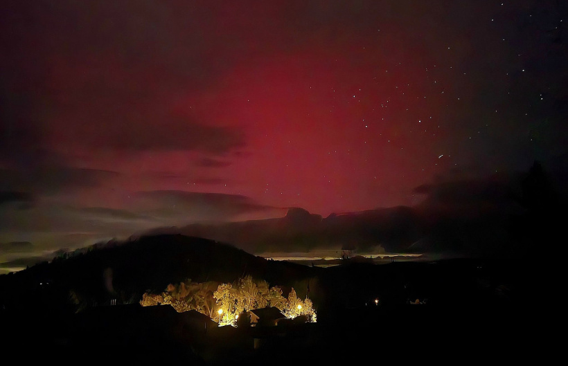 La Cité des cinq coqs, plongée dans la nuit rouge et les étoiles opalines. 