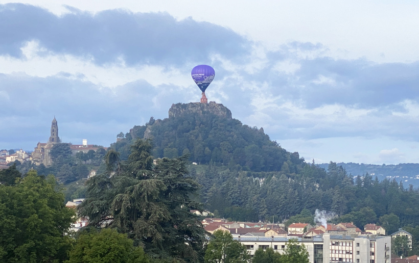 En pleine confession céleste avec la Statut Notre Dame de France, au Puy-en-Velay.