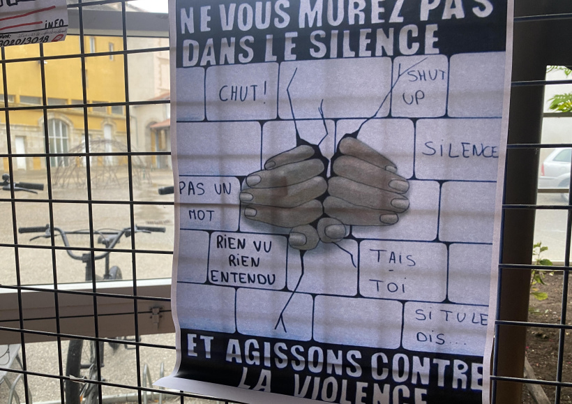 Des pancartes ont été installées dans le collège pour sensibiliser les élèves au problème.