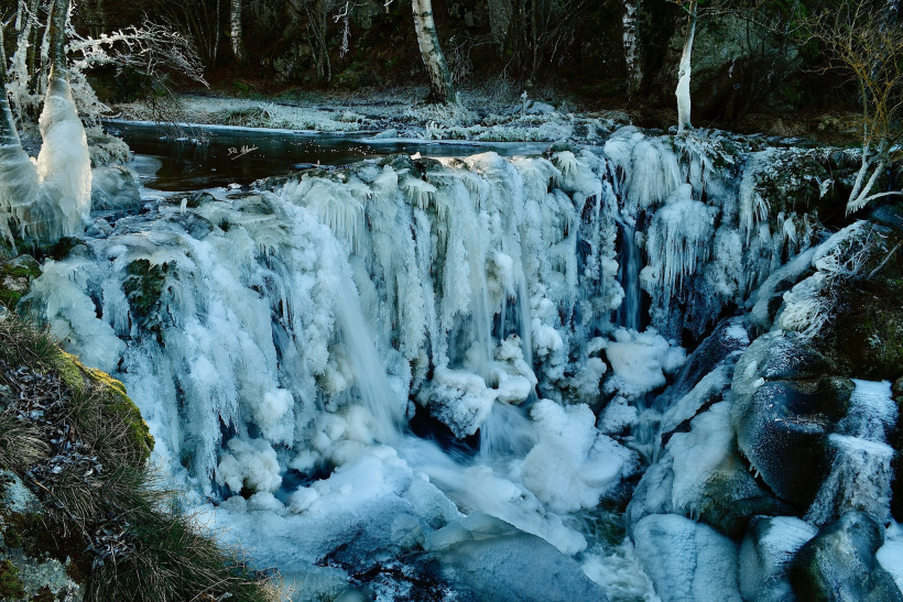 La cascade des Fadarelles retient fermement dans ses bras le ruisseau du Donozau.