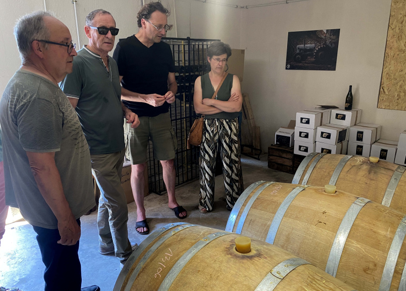 Nicolas, l'œnologue, explique aux invités la conception des deux vins blancs. 