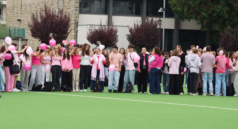 Les élèves réunis pour la remise de chèque