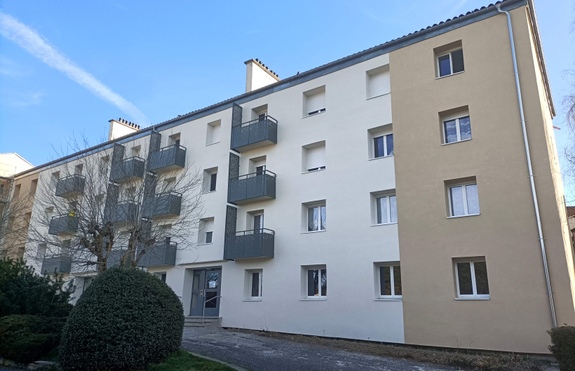 Le bâtiment brille comme un sou neuf. 