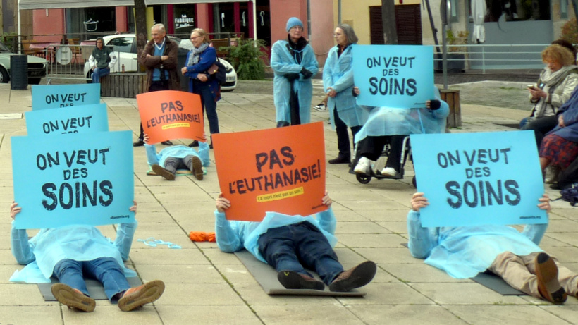 "On veut des soins", "Pas l'euthanasie", "La mort n'est pas un soin" - Alliance VITA