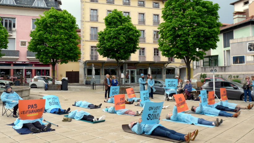 Rassemblement place Cadelade d'Alliance VITA, le 12 mai 2025