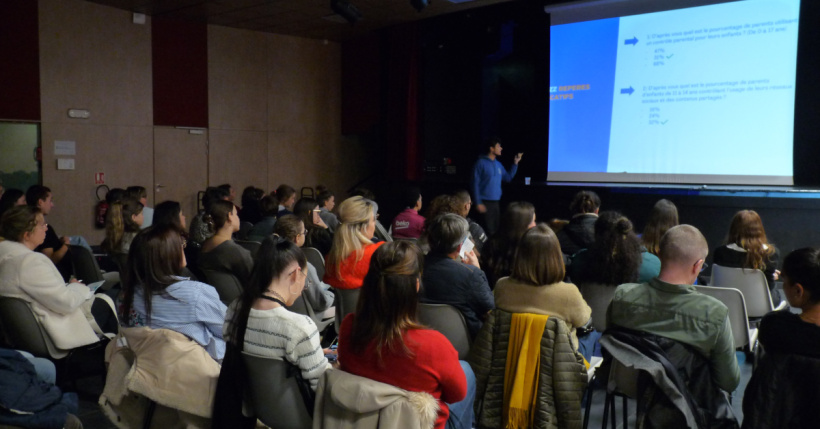 Un public concentré à l'écoute de l'intervenant