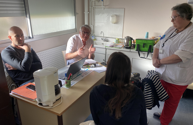 Jacques Ferrer explique les enjeux du vaccin à une élève du collège Anne Franck.