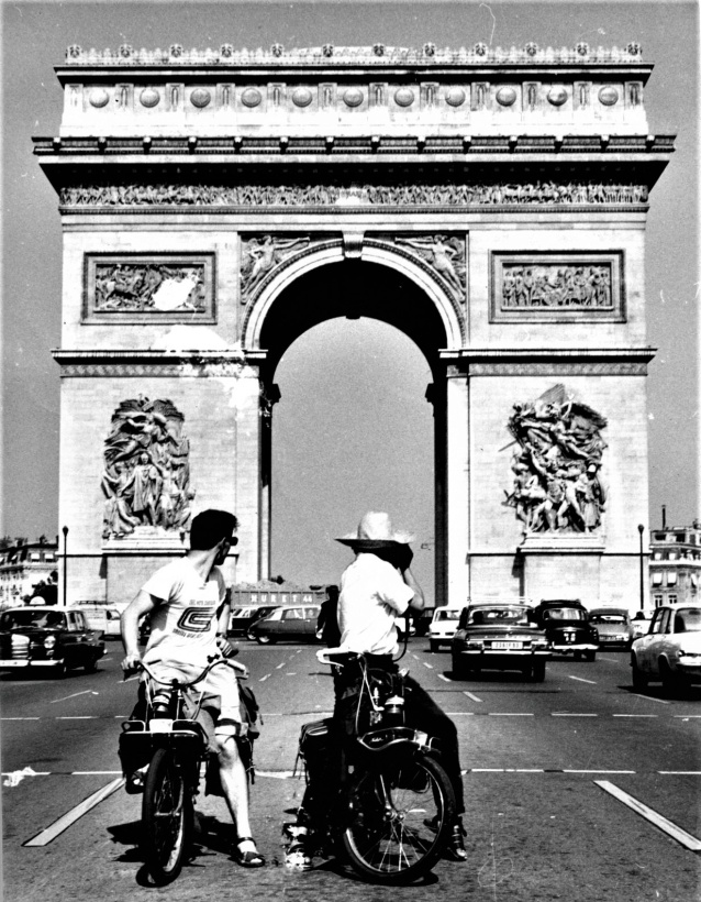 Au départ depuis Paris sur leur Solex au pied de l'Arc de Triomphe