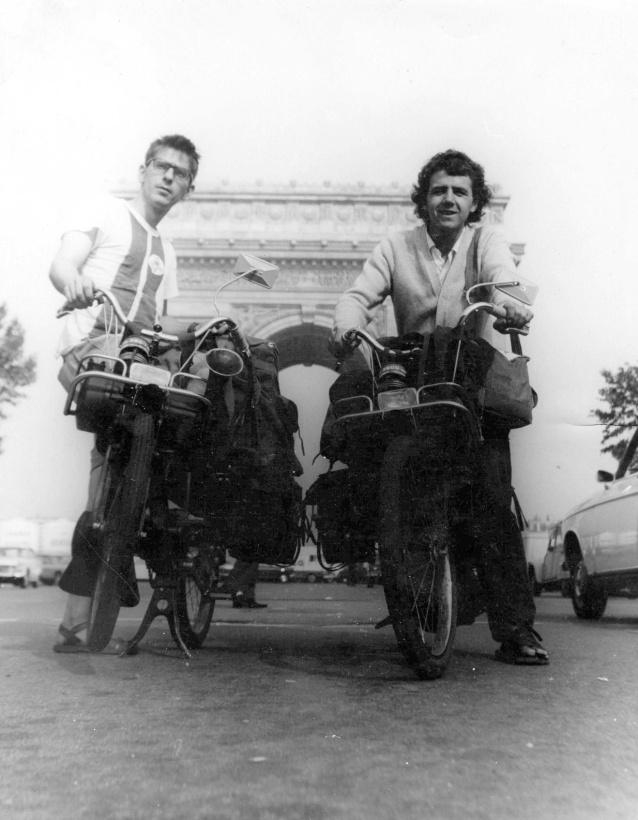 Au départ depuis Paris sur leur Solex au pied de l'Arc de Triomphe