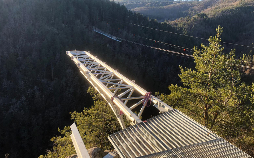 La pointe du Belvédère et, au loin, la passerelle la plus longue de France.