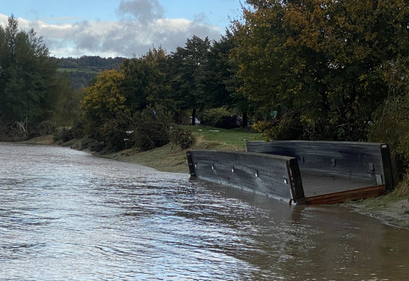 Seule une moitié de la passerelle a été retrouvée, l'autre section emportée par le torrent