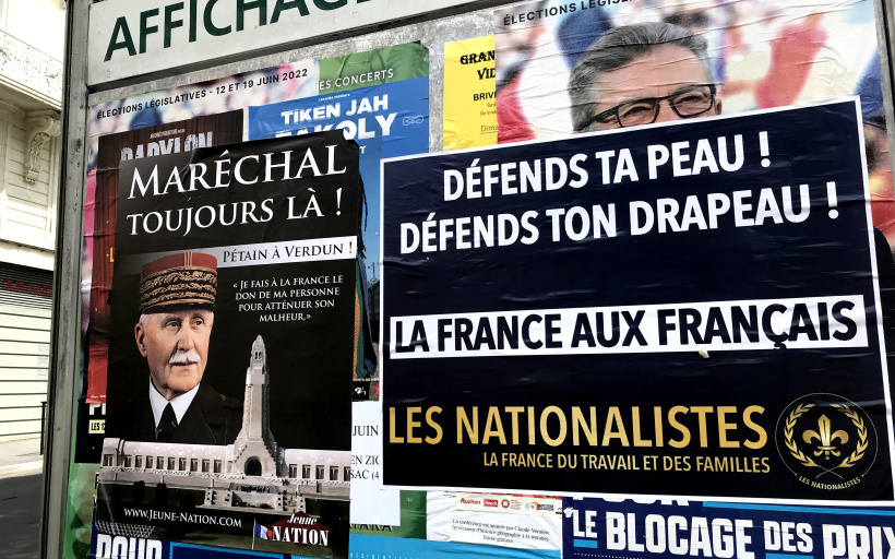 Les nostalgiques du régime de Vichy placardent des immondices du passé. 
