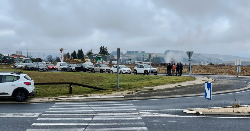 Les voitures ont pu emprunté le rond-point au comptegouttes