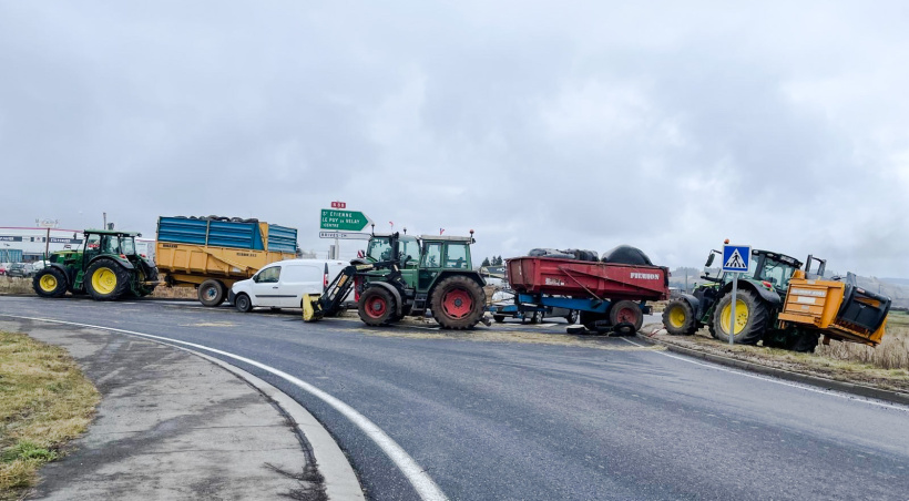 Tracteurs, camions et remorques entouraient le giratoire