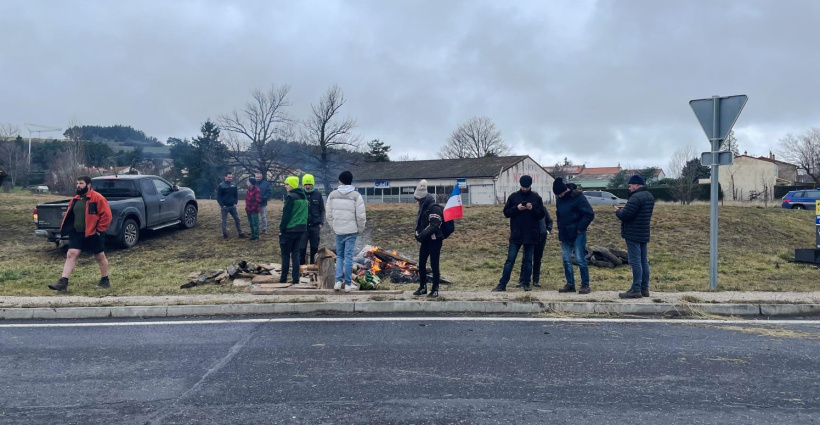 Ils se réchauffent autour du feu