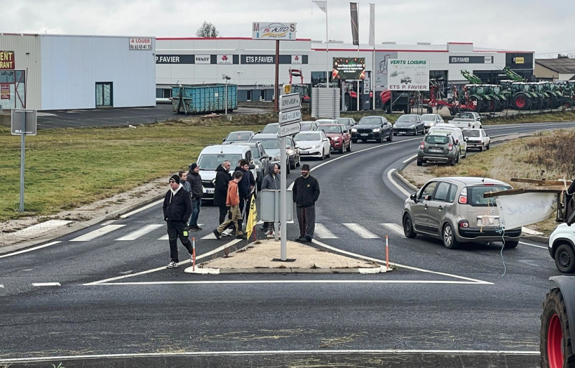 Les manifestants échangent avec les automobilistes en attendant leur tour