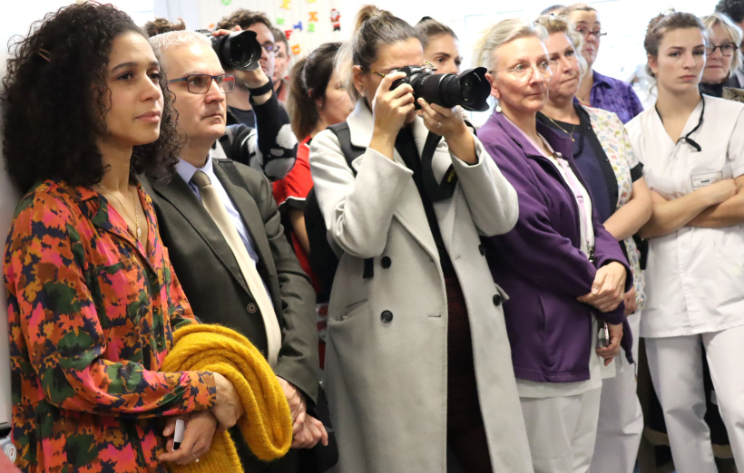 Une partie de l'équipe soignante devant les discours des élus et des partenaires. 