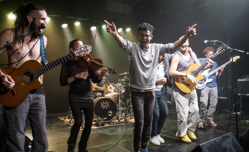 La musique qui rassemble toutes les petites forces et lutter ensemble, plus fort que tout.