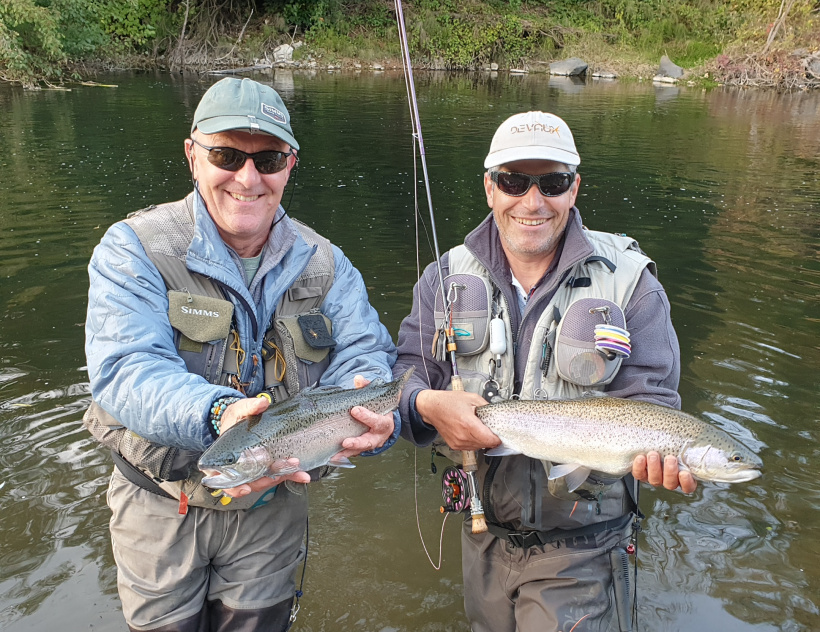 Des trésors argentés dans les mains des pêcheurs ravis.