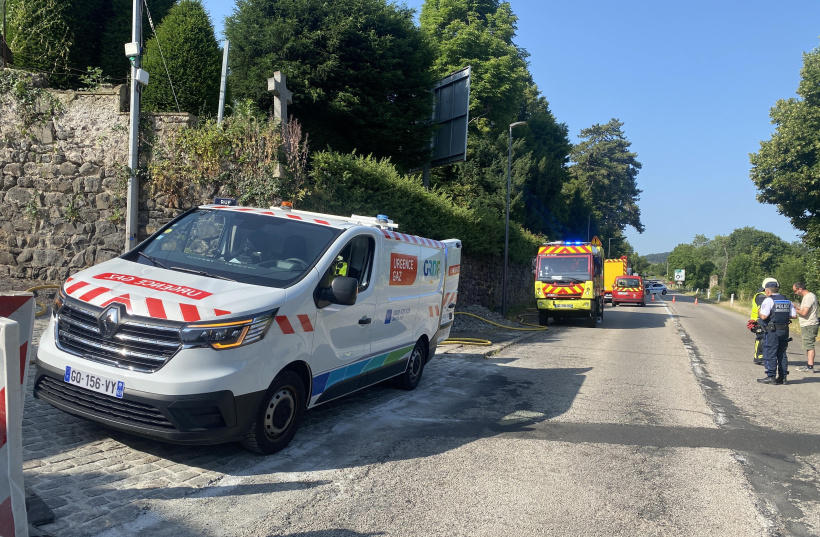 Pompiers et agents GRDF travaillent en commun. 