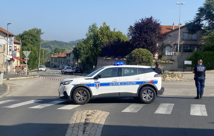 Les forces de l'ordre ont coupé la voie dans les deux sens. 