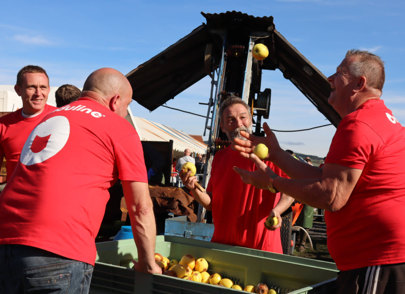 Quand les presseurs s'essaient aux jonglages de pommes. 