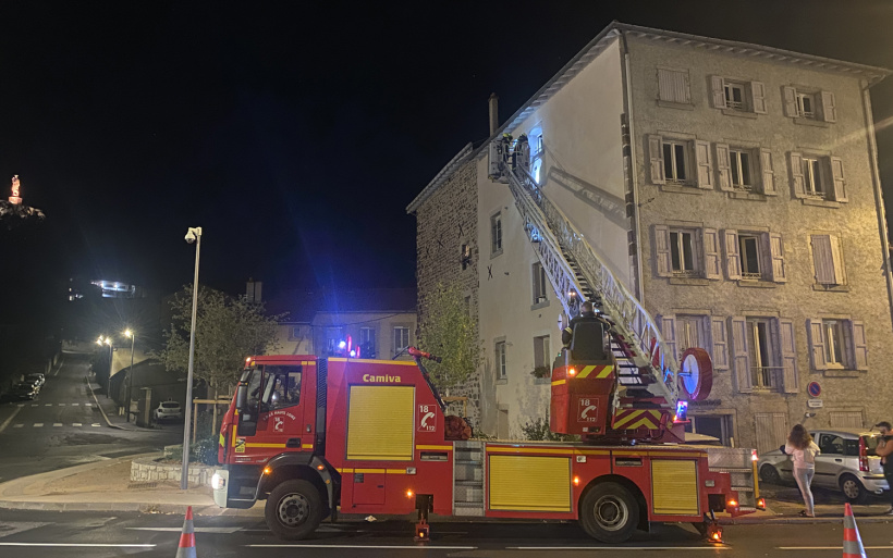 Les pompiers en pleine action nocturne devant l'immeuble Les Cevennes, au Puy-en-Velay.