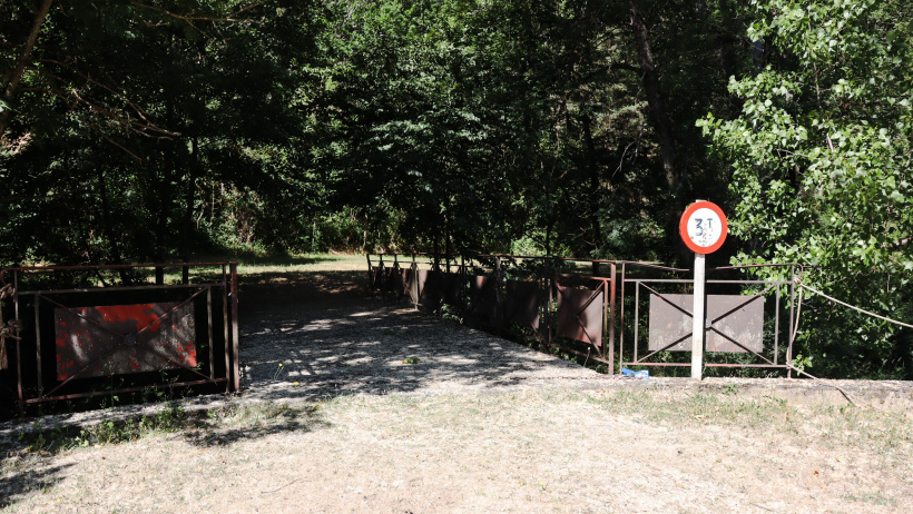 Le pont bucolique invite à la balade