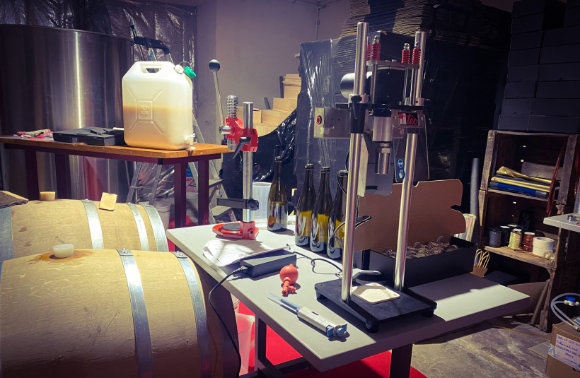 Cuve, levures, capsules, et bouteilles, le poste de travail est fin prêt