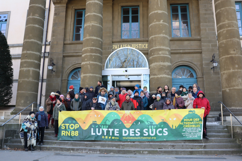 Une quarantaine d'opposants à la déviation de la RN88 réunis en soutien aux 5 prévenus.