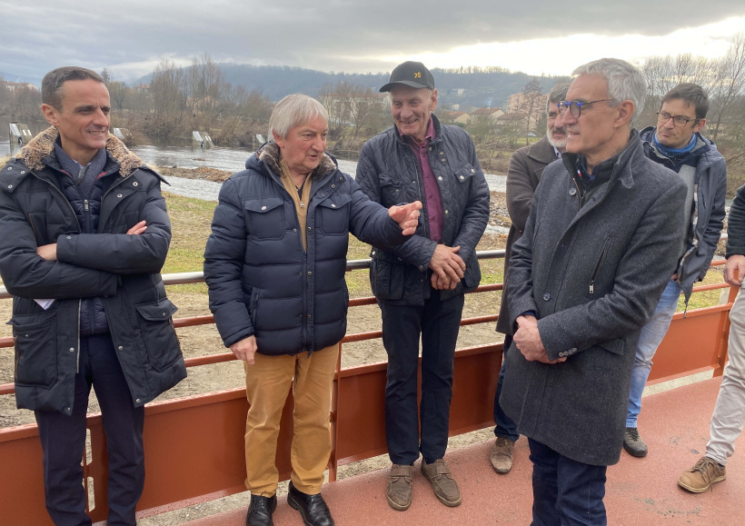 Pierre Raymond (à gauche), aux côtés du maire Gilles Delabre et de son adjoint JP Bringer.