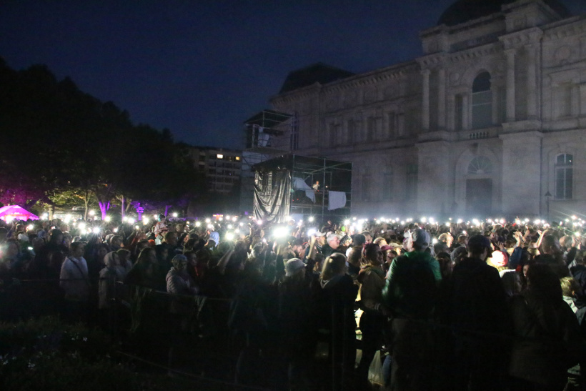 Vague de lumière dans le public