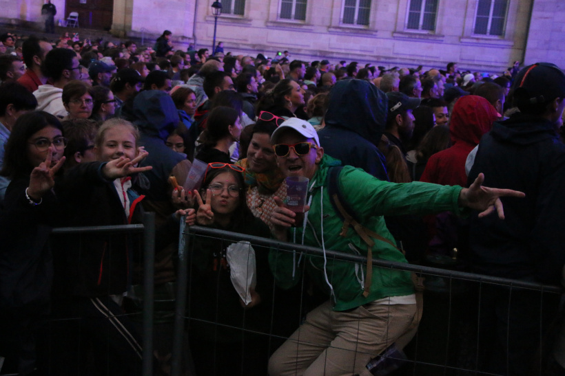 Super ambiance avant l'entrée des artistes