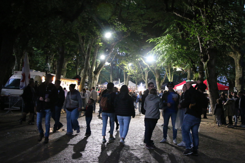 La nuit tombe progressivement sur le site des Nuis de St Jacques
