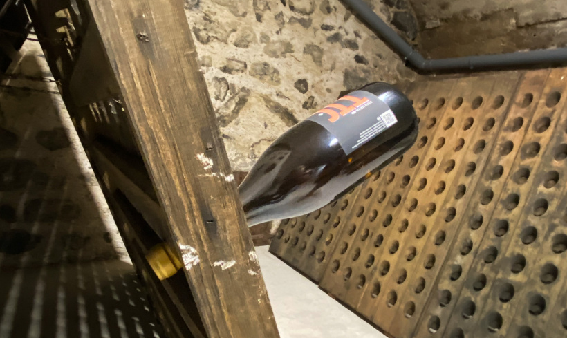 Les bouteilles sont disposées sur les pupitres pour devenir un vin pétillant