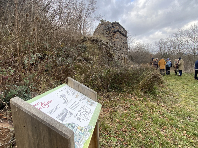 Plusieurs pupitres expliquent l'histoire des chibottes, en arrière-plan celle du Chef