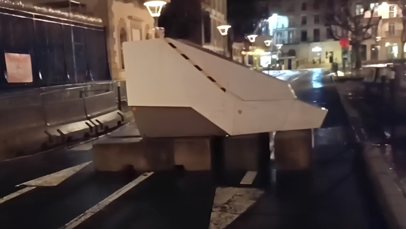 Un radar mobile, posé sur l'avenue du Général de Gaulle. 