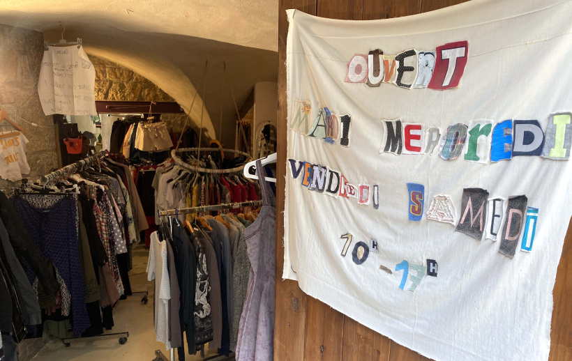 La Rafistolerie se situe rue Antoine Clet, dans la vieille ville du Puy-en-Velay. 