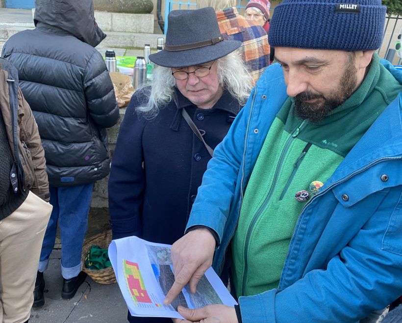 Renaud Daumas indiquant des zones interdites où des engins ont massacré l'espace.