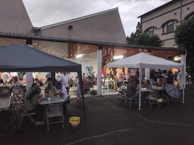 La pluie n'a pas découragé les participants.