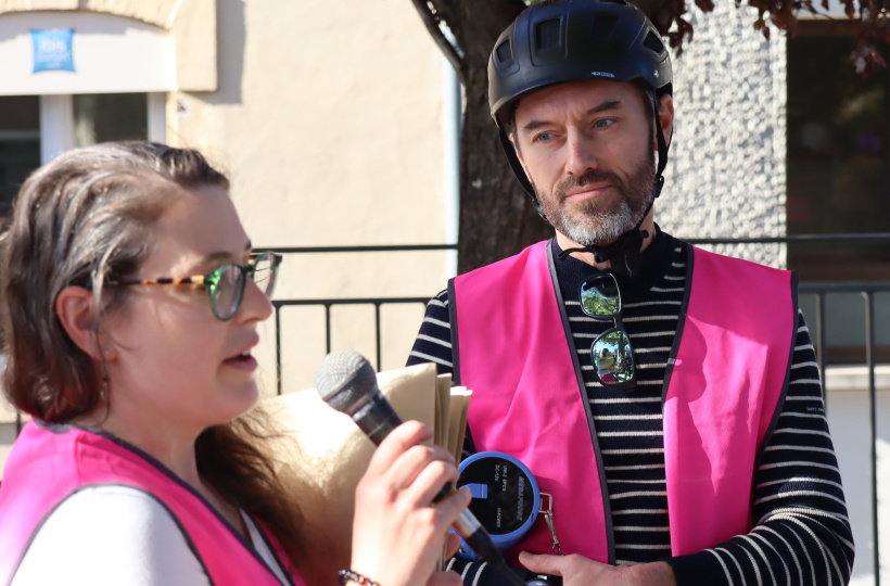 Pierre Sahuc et l'une des membres de la Puycyclette, pendant l'hommage à Paul Varry.